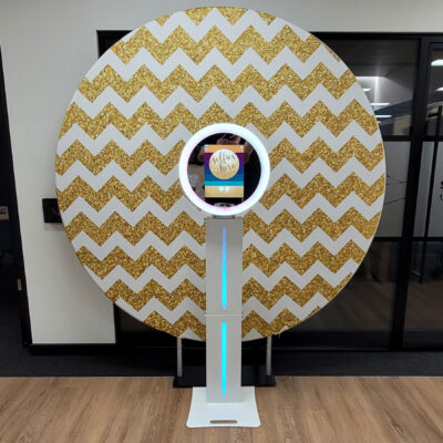 halo-selfie-pod-with-gold-backdrop